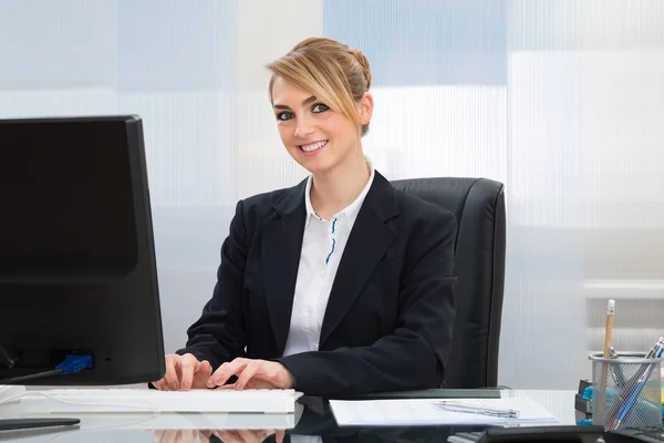 Zakenvrouw werkt op de computer — Stockfoto