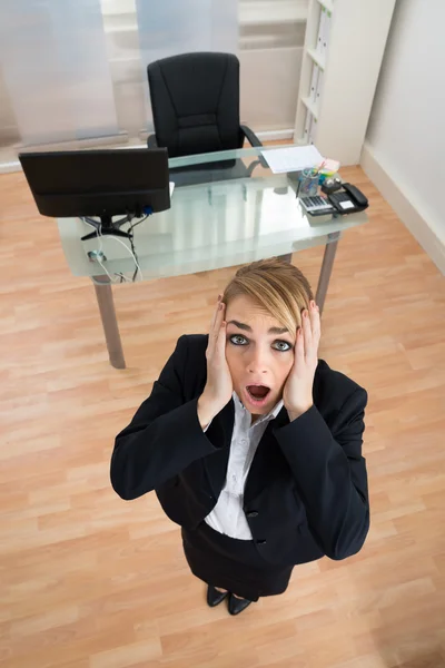 Mujer de negocios joven y preocupada — Foto de Stock