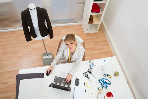 Modeontwerper met laptop — Stockfoto