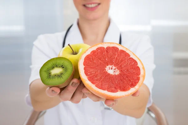 Dietician Holding Sliced Fruits — Stock Photo, Image