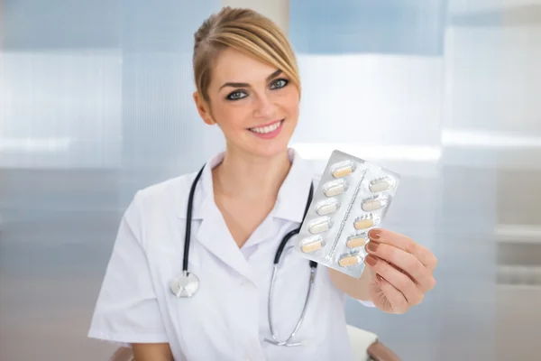 Médico segurando medicina — Fotografia de Stock