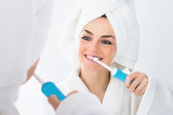 Mulher escovar os dentes — Fotografia de Stock