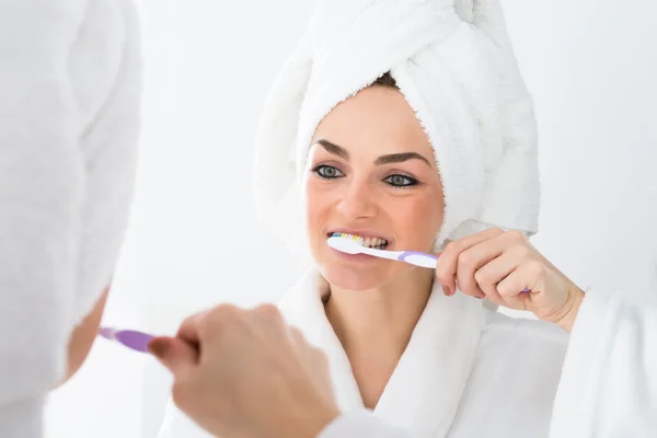 Mujer cepillarse los dientes — Foto de Stock