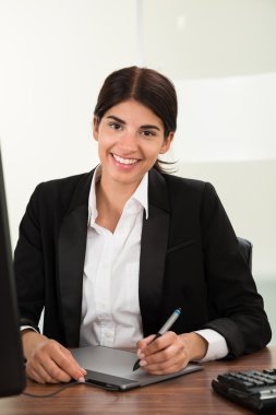 Tasarımcısı Grafik Tablet kullanarak