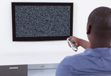 Adam hiçbir sinyal televizyon ile