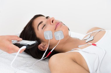 Terapist vererek elektrotlar terapi