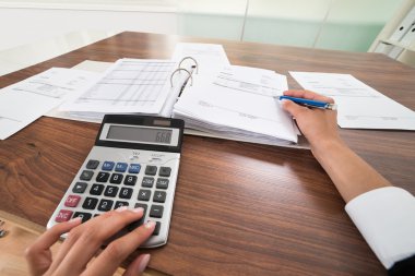 İşadamı hesaplamak Bill eller