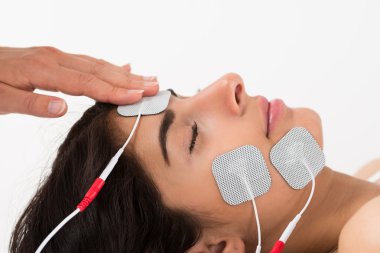 Kadının yüzündeki elektrot yerleştirme