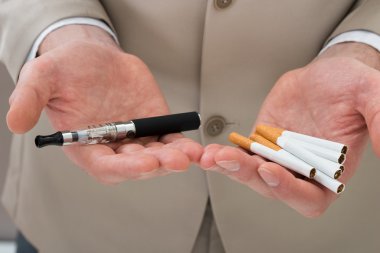 Elektronik sigara tutan işadamı
