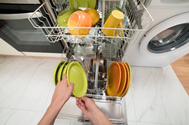 Eller plaka rafa koyarak