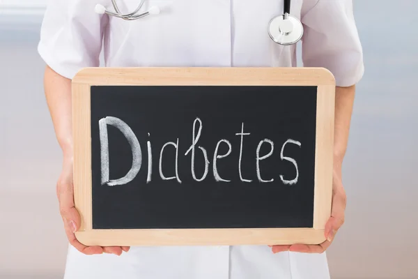 Läkare visar Text Diabetes — Stockfoto