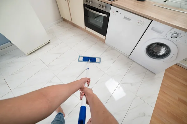 Mulher limpeza cozinha chão — Fotografia de Stock