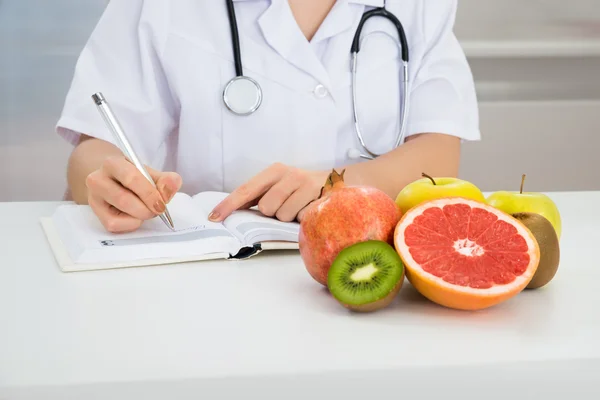 Dieticista Escrita Prescrição — Fotografia de Stock