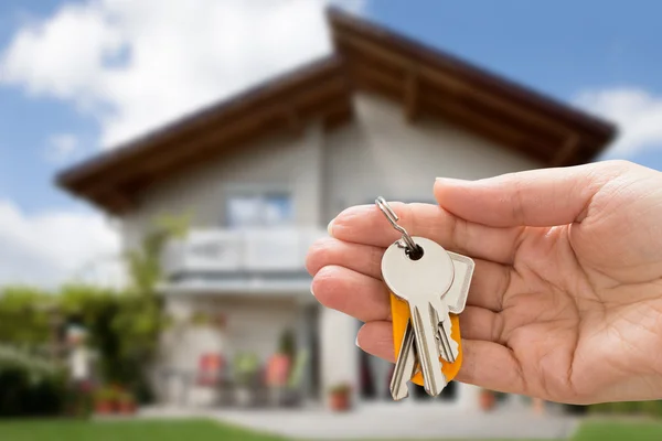 Hand Holding House Key — Stock Photo, Image