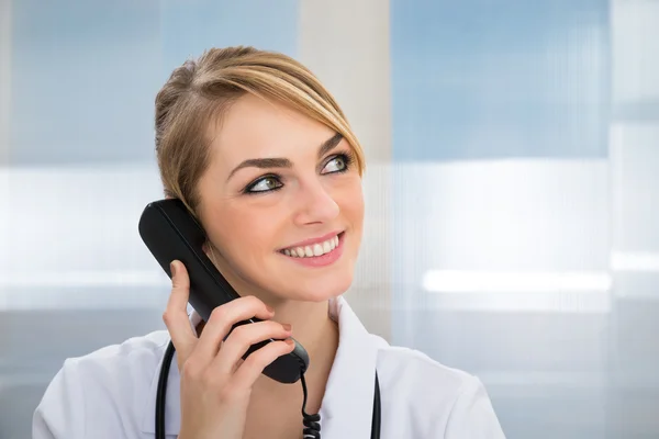 Medico che parla al telefono — Foto Stock