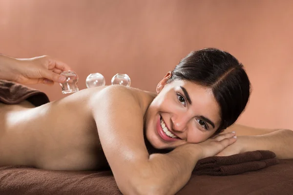 Mujer recibiendo terapia de ventosa — Foto de Stock