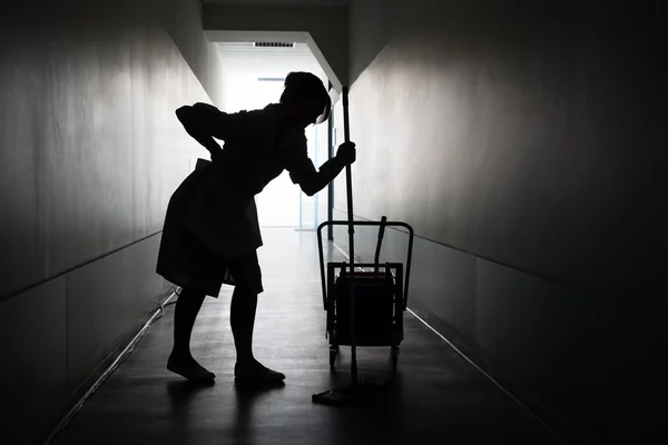 Dienstmädchen leidet unter Rückenschmerzen — Stockfoto