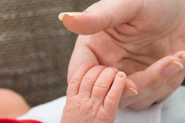 親の手を握っている赤ん坊 — ストック写真