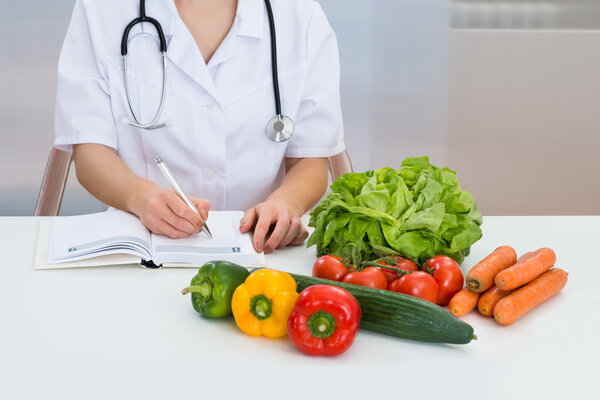 Счастливая женщина-диетолог
