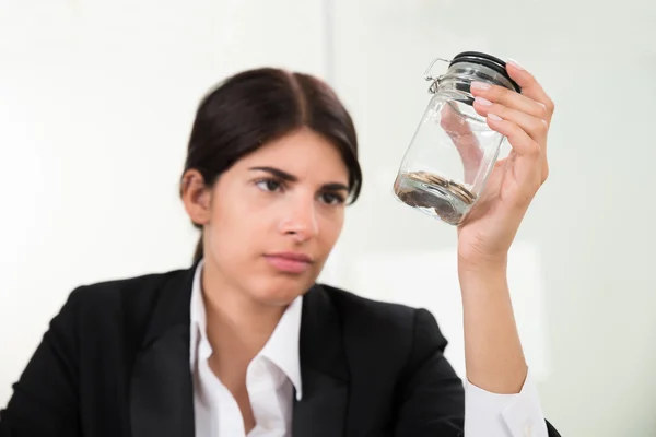 Zakenvrouw bedrijf pot met munten — Stockfoto