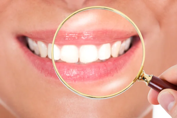 Tanden gecontroleerd met Vergrootglas — Stockfoto