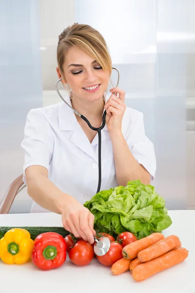 Dietista Examinando Verduras —  Fotos de Stock