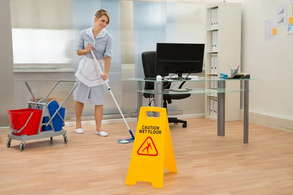Empregada de limpeza piso — Fotografia de Stock