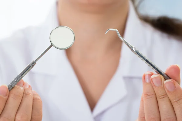 Doctor sosteniendo herramientas de dentista — Foto de Stock