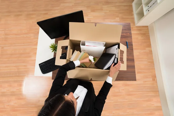 Businesswoman Packing Personal Belonging — Stock Photo, Image