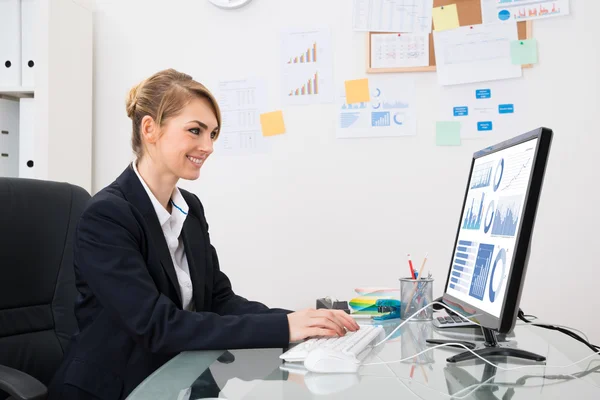 Mujer de negocios analizando gráfico —  Fotos de Stock