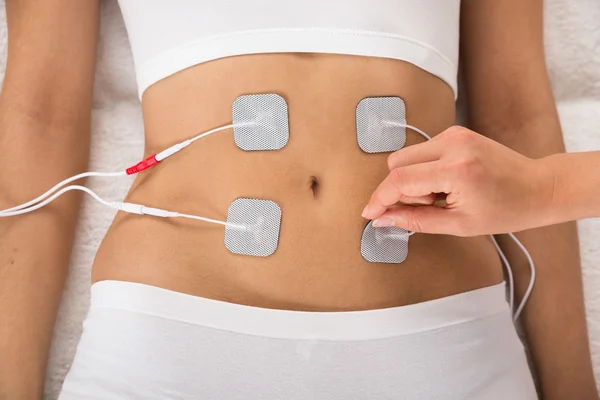 Terapeuta colocando electrodos — Foto de Stock