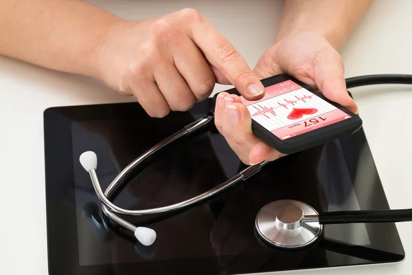 Doctor Looking At App For Health — Stock Photo, Image