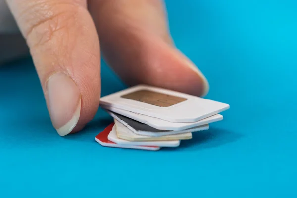 La mano de la persona colocando pila de tarjetas SIM — Foto de Stock