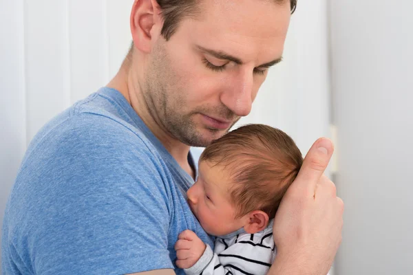 Vader houdt baby — Stockfoto