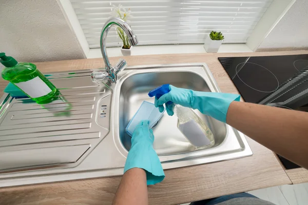 Hands Cleaning Kitchen Sink — Stock Photo, Image