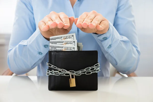 Businesswoman Saving Banknotes — Stock Photo, Image