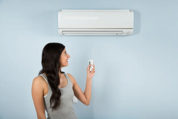 Mujer sosteniendo control remoto — Foto de Stock