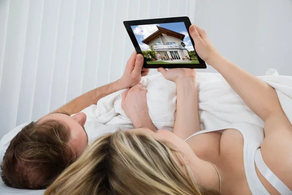 Couple With Digital Tablet — Stock Photo, Image