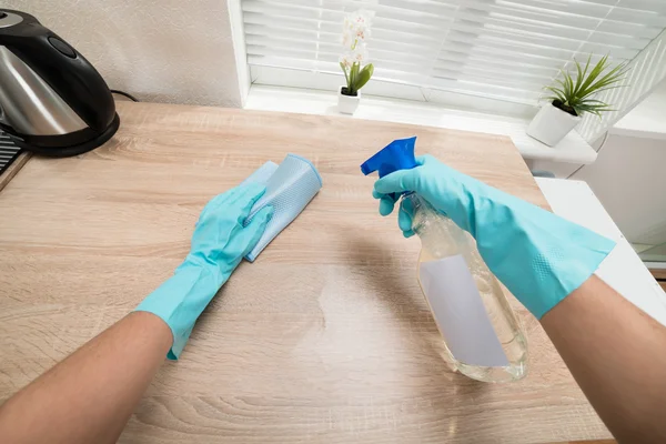 Ruce, čištění kuchyňské desky — Stock fotografie