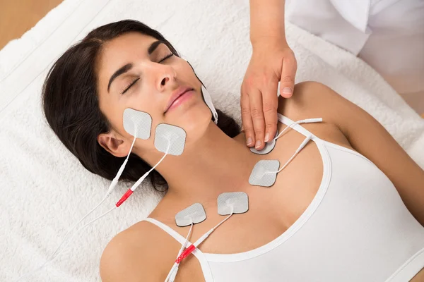 Woman Having Electrodes Therapy — Stock Photo, Image