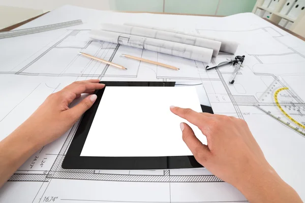 Draftsman com tablet digital — Fotografia de Stock