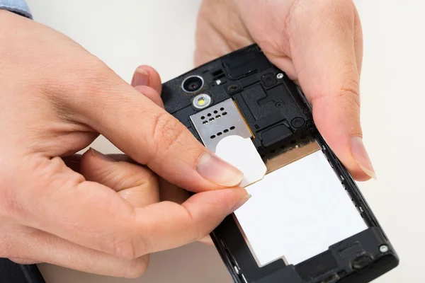 Mani Inserimento Sim Card — Foto Stock