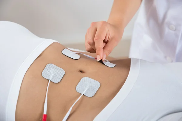 Terapeuta colocando electrodos — Foto de Stock