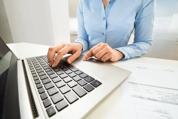 Empresária digitando no laptop — Fotografia de Stock