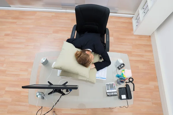 Mujer de negocios durmiendo en el escritorio — Foto de Stock