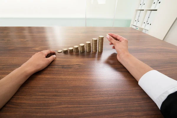 Mano che mette la moneta per impilare — Foto Stock