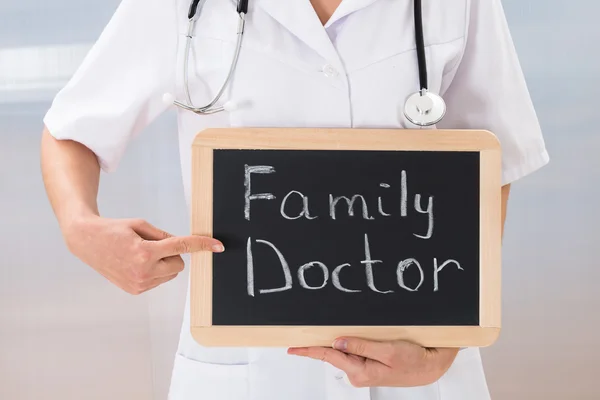 Médecin féminin avec ardoise tableau noir — Photo