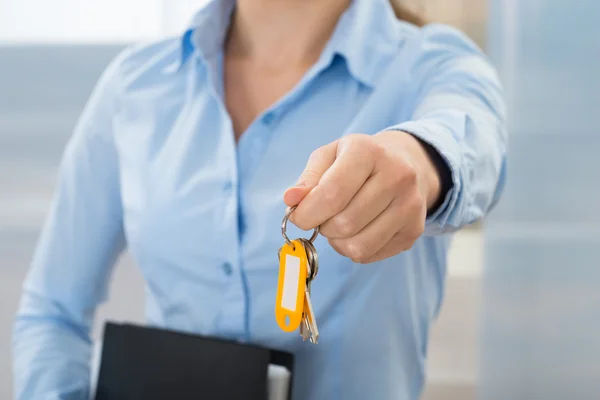 Businesswoman With Key And Folder — Stock Photo, Image
