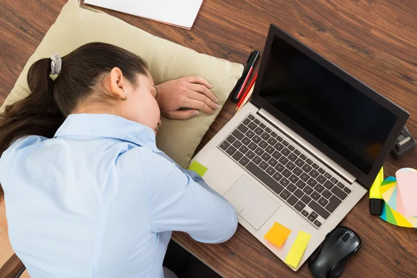 Zakenvrouw slapen's Bureau — Stockfoto