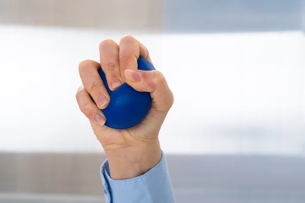 Hand mit Stressball — Stockfoto